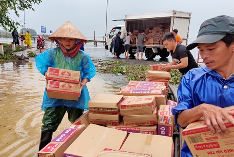 Thay vì tặng 1 bông hoa, hãy chuyển thành quà cho bà con vùng lũ - Ảnh 3. Thay vì tặng 1 bông hoa, hãy chuyển thành quà cho bà con vùng lũ - Ảnh 3.
