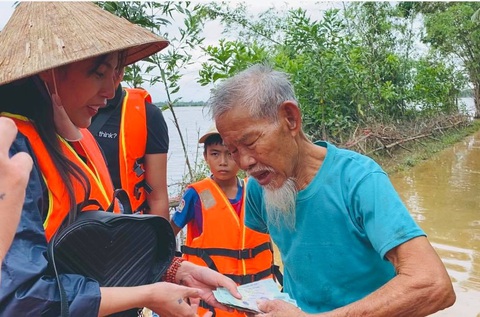 Thay vì tặng 1 bông hoa, hãy chuyển thành quà cho bà con vùng lũ - Ảnh 2. Thay vì tặng 1 bông hoa, hãy chuyển thành quà cho bà con vùng lũ - Ảnh 2.