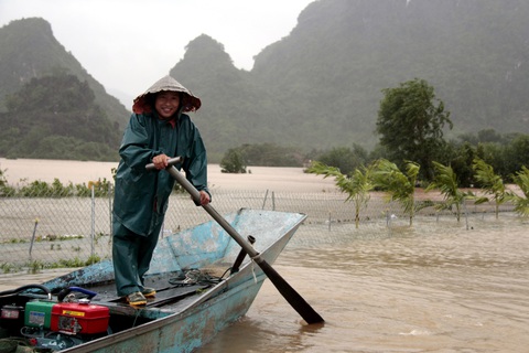 Thay vì tặng 1 bông hoa, hãy chuyển thành quà cho bà con vùng lũ - Ảnh 1. Thay vì tặng 1 bông hoa, hãy chuyển thành quà cho bà con vùng lũ - Ảnh 1.