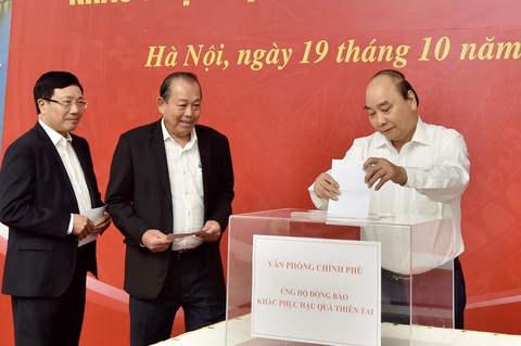 Lãnh đạo Chính phủ quyên góp ủng hộ đồng bào miền Trung - Ảnh 1. Lãnh đạo Chính phủ quyên góp ủng hộ đồng bào miền Trung - Ảnh 1.