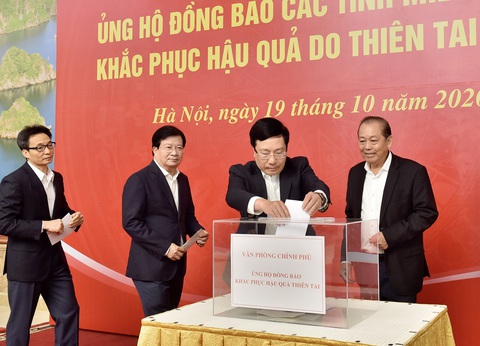 Lãnh đạo Chính phủ quyên góp ủng hộ đồng bào miền Trung - Ảnh 2. Lãnh đạo Chính phủ quyên góp ủng hộ đồng bào miền Trung - Ảnh 2.