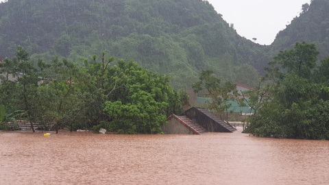 128 người chết và mất tích, miền Trung lại đón áp thấp nhiệt đới có thể mạnh thành bão - Ảnh 2. 128 người chết và mất tích, miền Trung lại đón áp thấp nhiệt đới có thể mạnh thành bão - Ảnh 2.