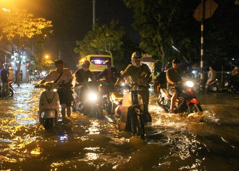 Triều cường duy trì ở mức cao hơn dự báo gây đảo lộn sinh hoạt người dân - Ảnh 3. Triều cường duy trì ở mức cao hơn dự báo gây đảo lộn sinh hoạt người dân - Ảnh 3.