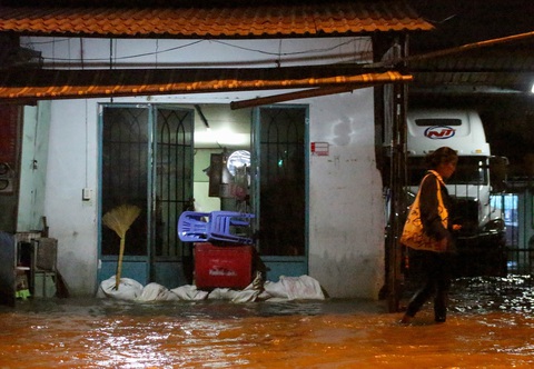 Triều cường duy trì ở mức cao hơn dự báo gây đảo lộn sinh hoạt người dân - Ảnh 5. Triều cường duy trì ở mức cao hơn dự báo gây đảo lộn sinh hoạt người dân - Ảnh 5.
