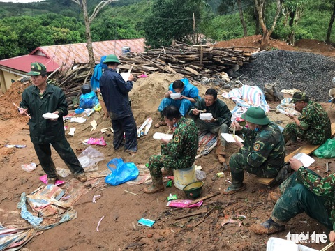Trực tiếp từ hiện trường tìm kiếm 22 chiến sĩ: Đã tìm thấy tất cả thi thể - Ảnh 9. Trực tiếp từ hiện trường tìm kiếm 22 chiến sĩ: Đã tìm thấy tất cả thi thể - Ảnh 9.