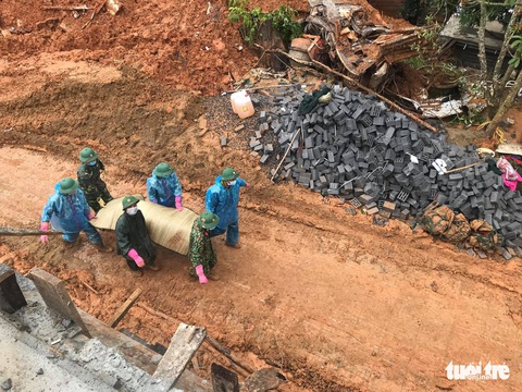 Vụ sạt lở núi vùi lấp 22 người: Đã tìm thấy toàn bộ thi thể cán bộ, chiến sĩ - Ảnh 9. Vụ sạt lở núi vùi lấp 22 người: Đã tìm thấy toàn bộ thi thể cán bộ, chiến sĩ - Ảnh 9.