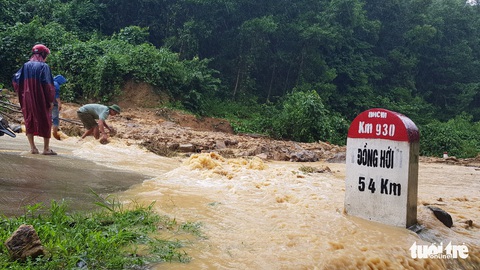 Thị trấn Phong Nha bị nhấn chìm trong lũ - Ảnh 18. Thị trấn Phong Nha bị nhấn chìm trong lũ - Ảnh 18.