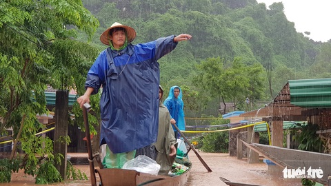 Thị trấn Phong Nha bị nhấn chìm trong lũ - Ảnh 13. Thị trấn Phong Nha bị nhấn chìm trong lũ - Ảnh 13.