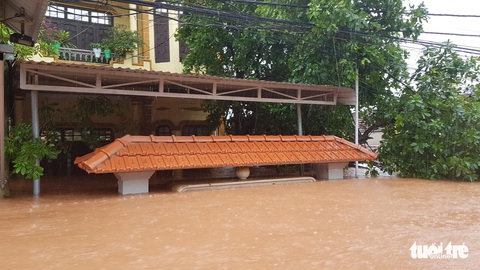 Thị trấn Phong Nha bị nhấn chìm trong lũ - Ảnh 7. Thị trấn Phong Nha bị nhấn chìm trong lũ - Ảnh 7.