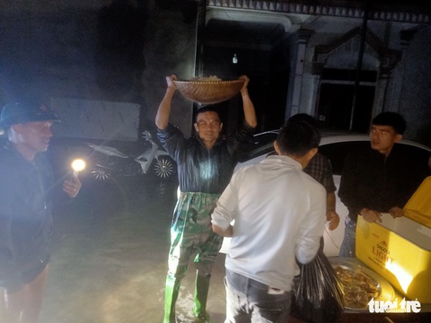 Bà con Nghệ An nấu bánh chưng gửi vô vùng lũ Hà Tĩnh, Quảng Bình - Ảnh 7. Bà con Nghệ An nấu bánh chưng gửi vô vùng lũ Hà Tĩnh, Quảng Bình - Ảnh 7.