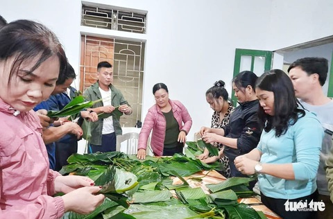 Bà con Nghệ An nấu bánh chưng gửi vô vùng lũ Hà Tĩnh, Quảng Bình - Ảnh 5. Bà con Nghệ An nấu bánh chưng gửi vô vùng lũ Hà Tĩnh, Quảng Bình - Ảnh 5.