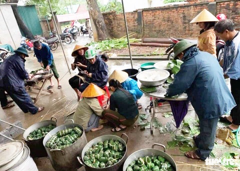 Bà con Nghệ An nấu bánh chưng gửi vô vùng lũ Hà Tĩnh, Quảng Bình - Ảnh 2. Bà con Nghệ An nấu bánh chưng gửi vô vùng lũ Hà Tĩnh, Quảng Bình - Ảnh 2.
