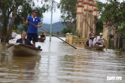 Huế nhiều xã vẫn ngập sâu, người dân chèo thuyền đi nhận cứu trợ - Ảnh 3. Huế nhiều xã vẫn ngập sâu, người dân chèo thuyền đi nhận cứu trợ - Ảnh 3.