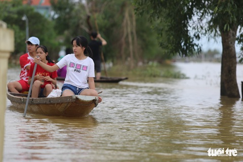 Huế nhiều xã vẫn ngập sâu, người dân chèo thuyền đi nhận cứu trợ - Ảnh 6. Huế nhiều xã vẫn ngập sâu, người dân chèo thuyền đi nhận cứu trợ - Ảnh 6.