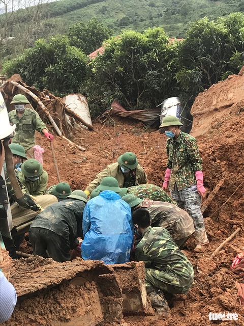 Anh em lái xe múc chú ý, xin hãy nhẹ thôi kẻo đồng đội đau! - Ảnh 1. Anh em lái xe múc chú ý, xin hãy nhẹ thôi kẻo đồng đội đau! - Ảnh 1.