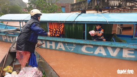 Thị trấn Phong Nha bị nhấn chìm trong lũ - Ảnh 15. Thị trấn Phong Nha bị nhấn chìm trong lũ - Ảnh 15.