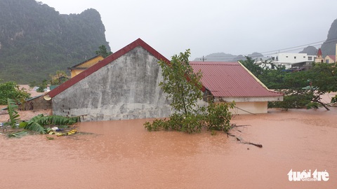 Thị trấn Phong Nha bị nhấn chìm trong lũ - Ảnh 6. Thị trấn Phong Nha bị nhấn chìm trong lũ - Ảnh 6.