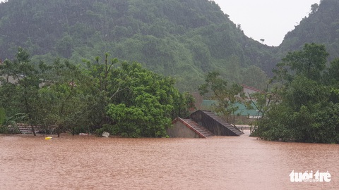 Thị trấn Phong Nha bị nhấn chìm trong lũ - Ảnh 4. Thị trấn Phong Nha bị nhấn chìm trong lũ - Ảnh 4.