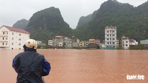 Thị trấn Phong Nha bị nhấn chìm trong lũ - Ảnh 2. Thị trấn Phong Nha bị nhấn chìm trong lũ - Ảnh 2.