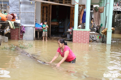 Quảng Trị nước rút, mọi thứ hư hỏng do ngập bùn đất - Ảnh 3. Quảng Trị nước rút, mọi thứ hư hỏng do ngập bùn đất - Ảnh 3.