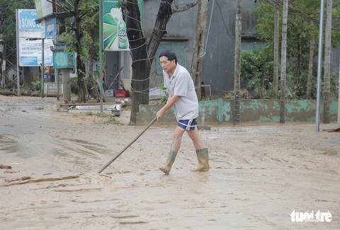 Quảng Trị nước rút, mọi thứ hư hỏng do ngập bùn đất - Ảnh 5. Quảng Trị nước rút, mọi thứ hư hỏng do ngập bùn đất - Ảnh 5.
