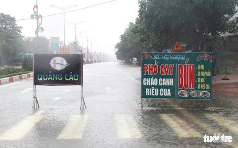 Quốc lộ 1 đoạn qua Hà Tĩnh tê liệt do nước ngập sâu - Ảnh 10. Quốc lộ 1 đoạn qua Hà Tĩnh tê liệt do nước ngập sâu - Ảnh 10.