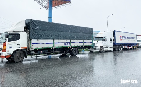 Quốc lộ 1 đoạn qua Hà Tĩnh tê liệt do nước ngập sâu - Ảnh 12. Quốc lộ 1 đoạn qua Hà Tĩnh tê liệt do nước ngập sâu - Ảnh 12.