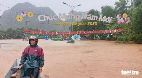 Thị trấn Phong Nha bị nhấn chìm trong lũ - Ảnh 19. Thị trấn Phong Nha bị nhấn chìm trong lũ - Ảnh 19.
