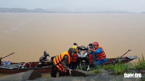 Nước lên nhanh có chỗ 3 mét, dân Quảng Bình tất tả chạy lũ - Ảnh 11. Nước lên nhanh có chỗ 3 mét, dân Quảng Bình tất tả chạy lũ - Ảnh 11.
