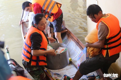 Nước lên nhanh có chỗ 3 mét, dân Quảng Bình tất tả chạy lũ - Ảnh 2. Nước lên nhanh có chỗ 3 mét, dân Quảng Bình tất tả chạy lũ - Ảnh 2.