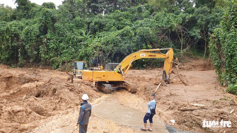 4 cán bộ xã bị lũ cuốn đã trở về, đang nỗ lực đưa thi thể công an xã ra ngoài - Ảnh 1. 4 cán bộ xã bị lũ cuốn đã trở về, đang nỗ lực đưa thi thể công an xã ra ngoài - Ảnh 1.