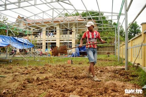 Học trò sơ tán, lội 40km bùn đất đi học gửi - Ảnh 9. Học trò sơ tán, lội 40km bùn đất đi học gửi - Ảnh 9.