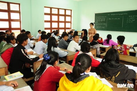 Học trò sơ tán, lội 40km bùn đất đi học gửi - Ảnh 10. Học trò sơ tán, lội 40km bùn đất đi học gửi - Ảnh 10.