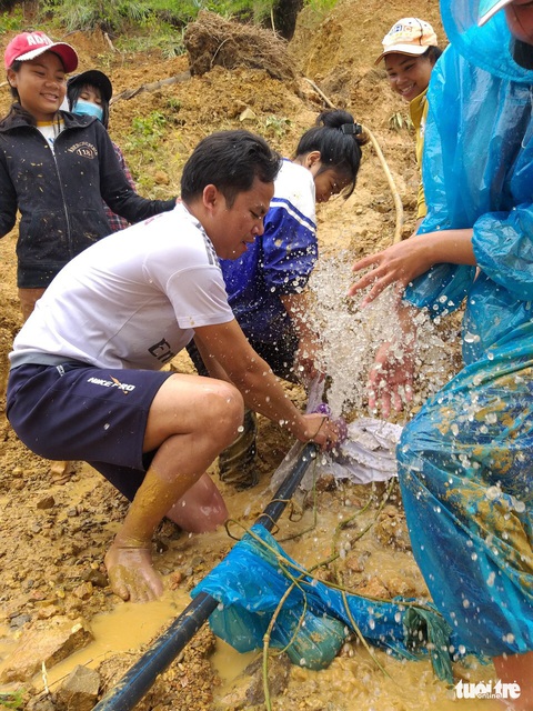 Học trò sơ tán, lội 40km bùn đất đi học gửi - Ảnh 11. Học trò sơ tán, lội 40km bùn đất đi học gửi - Ảnh 11.