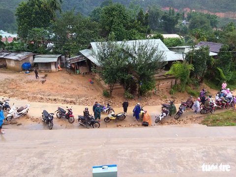 Học trò sơ tán, lội 40km bùn đất đi học gửi - Ảnh 13. Học trò sơ tán, lội 40km bùn đất đi học gửi - Ảnh 13.