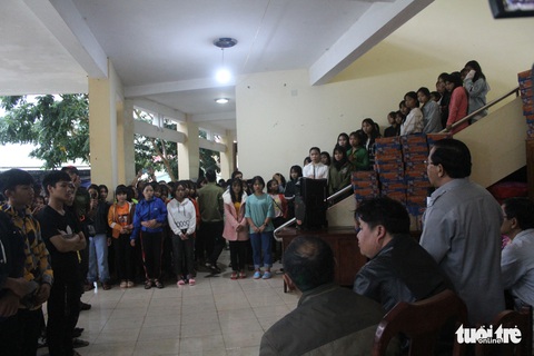 Học trò sơ tán, lội 40km bùn đất đi học gửi - Ảnh 2. Học trò sơ tán, lội 40km bùn đất đi học gửi - Ảnh 2.