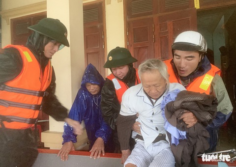 Vượt lũ dữ vào tận nhà đón những cụ già đi sơ tán - Ảnh 4. Vượt lũ dữ vào tận nhà đón những cụ già đi sơ tán - Ảnh 4.