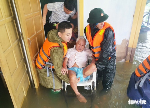 Vượt lũ dữ vào tận nhà đón những cụ già đi sơ tán - Ảnh 5. Vượt lũ dữ vào tận nhà đón những cụ già đi sơ tán - Ảnh 5.