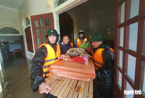 Vượt lũ dữ vào tận nhà đón những cụ già đi sơ tán - Ảnh 1. Vượt lũ dữ vào tận nhà đón những cụ già đi sơ tán - Ảnh 1.