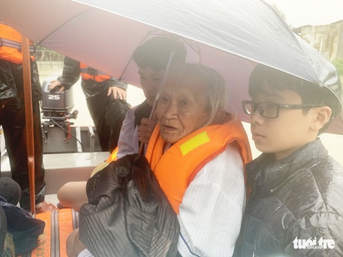 Vượt lũ dữ vào tận nhà đón những cụ già đi sơ tán - Ảnh 7. Vượt lũ dữ vào tận nhà đón những cụ già đi sơ tán - Ảnh 7.