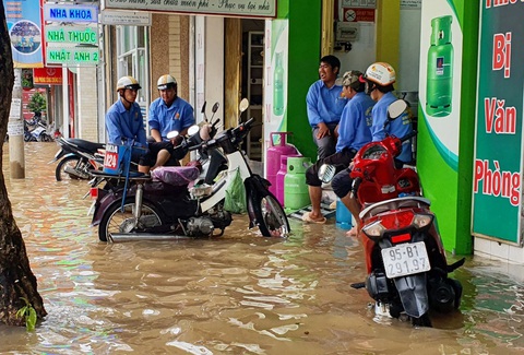 Bì bõm lội nước đi làm, đi học giữa triều cường ở Cần Thơ - Ảnh 8. Bì bõm lội nước đi làm, đi học giữa triều cường ở Cần Thơ - Ảnh 8.
