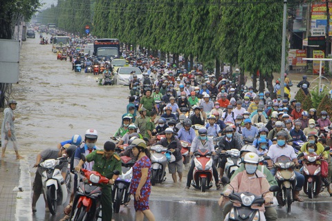 Bì bõm lội nước đi làm, đi học giữa triều cường ở Cần Thơ - Ảnh 9. Bì bõm lội nước đi làm, đi học giữa triều cường ở Cần Thơ - Ảnh 9.