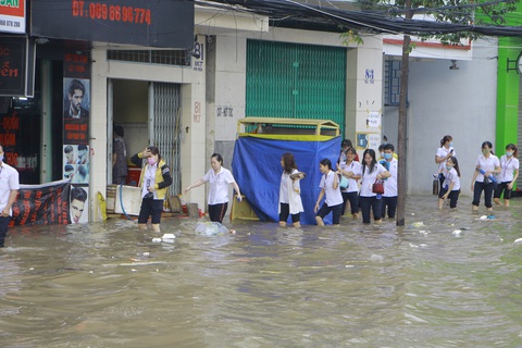 Bì bõm lội nước đi làm, đi học giữa triều cường ở Cần Thơ - Ảnh 2. Bì bõm lội nước đi làm, đi học giữa triều cường ở Cần Thơ - Ảnh 2.