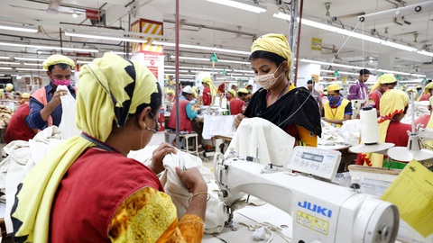 Hàng triệu công nhân dệt may có nguy cơ mất việc do COVID-19 - Ảnh 1. Hàng triệu công nhân dệt may có nguy cơ mất việc do COVID-19 - Ảnh 1.