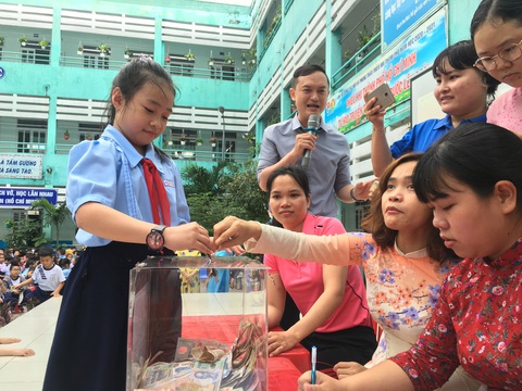 Bán tranh, đấu giá trái banh có chữ ký của HLV Park Hang Seo để ủng hộ miền Trung - Ảnh 1. Bán tranh, đấu giá trái banh có chữ ký của HLV Park Hang Seo để ủng hộ miền Trung - Ảnh 1.