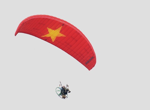 Hàng trăm tàu thuyền dự lễ hội Nghinh Ông - Ảnh 3. Hàng trăm tàu thuyền dự lễ hội Nghinh Ông - Ảnh 3.