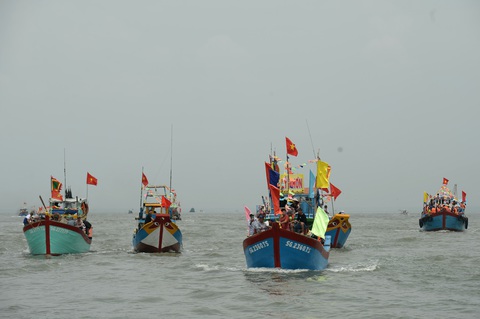 Hàng trăm tàu thuyền dự lễ hội Nghinh Ông - Ảnh 2. Hàng trăm tàu thuyền dự lễ hội Nghinh Ông - Ảnh 2.