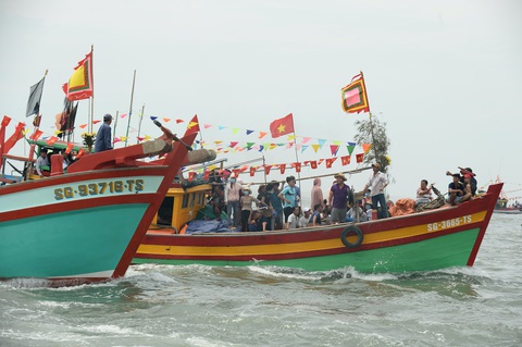 Hàng trăm tàu thuyền dự lễ hội Nghinh Ông - Ảnh 5. Hàng trăm tàu thuyền dự lễ hội Nghinh Ông - Ảnh 5.