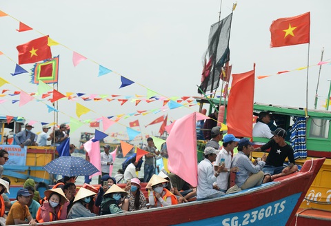 Hàng trăm tàu thuyền dự lễ hội Nghinh Ông - Ảnh 6. Hàng trăm tàu thuyền dự lễ hội Nghinh Ông - Ảnh 6.
