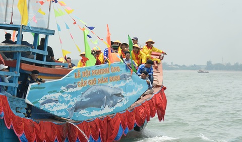 Hàng trăm tàu thuyền dự lễ hội Nghinh Ông - Ảnh 7. Hàng trăm tàu thuyền dự lễ hội Nghinh Ông - Ảnh 7.